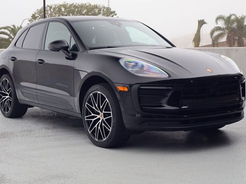 Certified 2025 Porsche Macan image 7