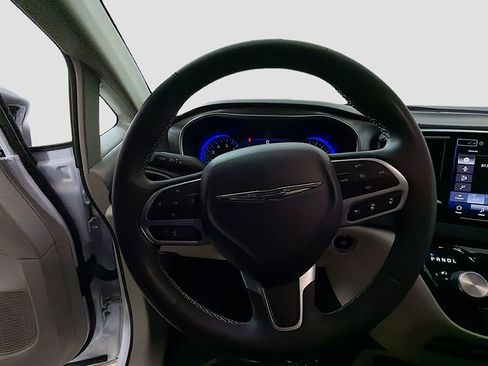 Used 2024 Chrysler Pacifica Touring-L image 29