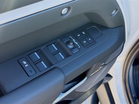 New 2026 Land Rover Defender 130 X-Dynamic SE image 25