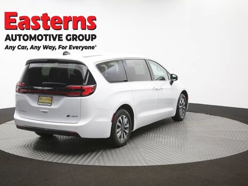 Used 2023 Chrysler Pacifica Touring-L FWD image 43