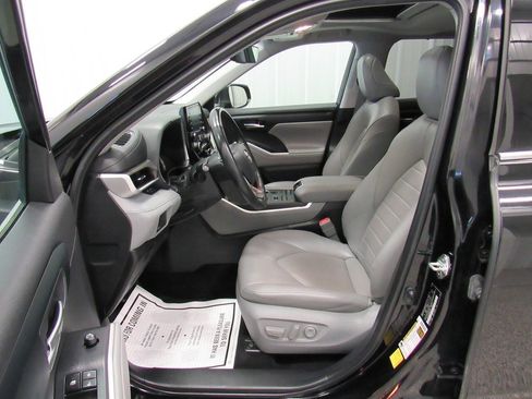 Used 2022 Toyota Highlander XLE AWD/4WD image 27