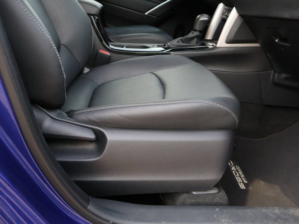 Used 2024 Toyota Corolla Cross XLE w/ Convenience Package FWD image 10