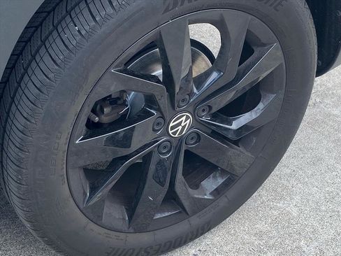 Certified 2023 Volkswagen Taos SE w/ Panoramic Sunroof Package AWD/4WD image 19