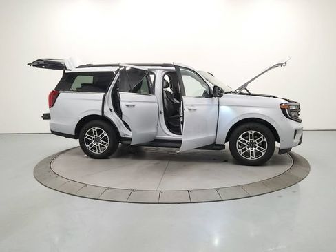 Used 2025 Ford Expedition Active AWD/4WD image 17