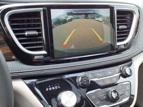 Used 2024 Chrysler Pacifica Limited FWD image 7