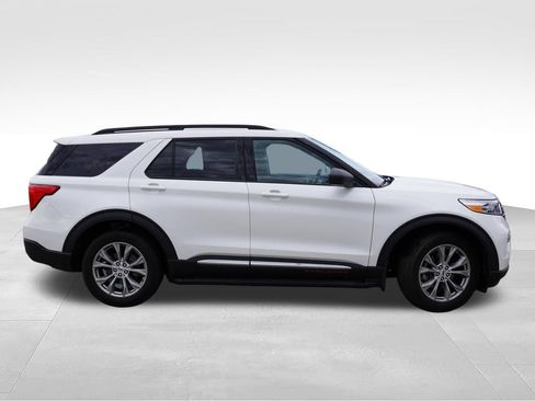 Used 2023 Ford Explorer XLT w/ Equipment Group 202A AWD/4WD image 2
