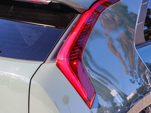 Used 2023 Kia Niro EX Touring image 10