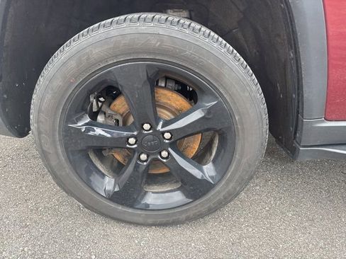 Used 2023 Jeep Grand Cherokee L Laredo image 9