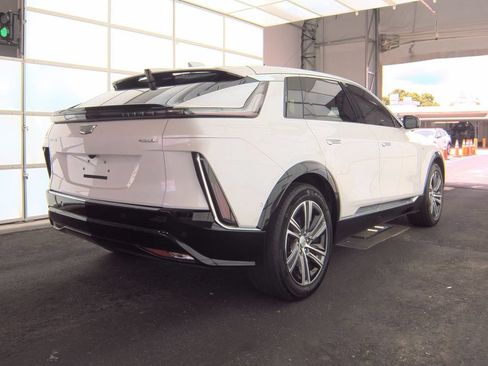 Used 2024 Cadillac Lyriq Luxury RWD image 2