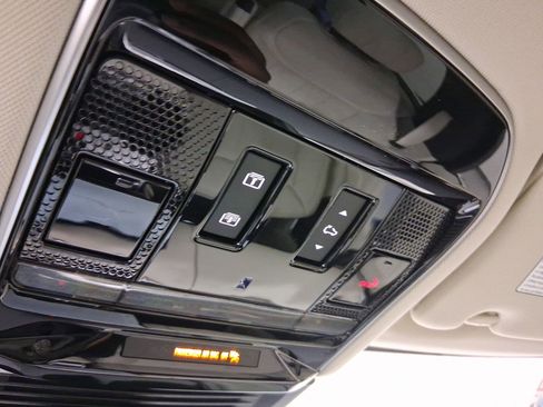 New 2025 Land Rover Range Rover Long Wheelbase SE image 27