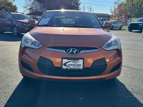 Used 2016 Hyundai Veloster Base image 2