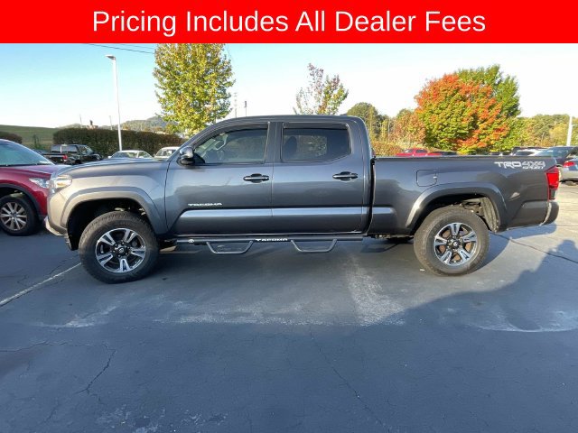 Used 2018 Toyota Tacoma TRD Sport AWD/4WD image 3
