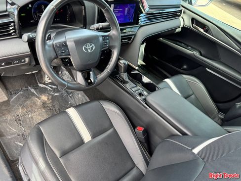 Used 2025 Toyota Camry SE FWD image 19