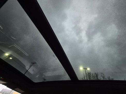 Used 2022 Volkswagen Tiguan SE R-Line image 18