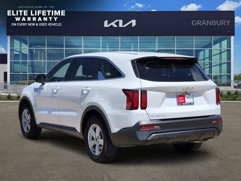 Used 2023 Kia Sorento LX FWD image 4