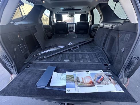 Used 2017 Land Rover Discovery HSE image 18