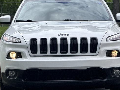 Used 2016 Jeep Cherokee Latitude FWD image 3