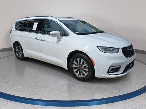 Used 2021 Chrysler Pacifica Touring-L FWD image 3
