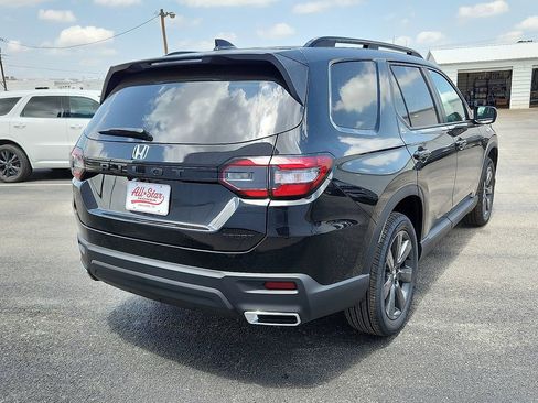 Used 2025 Honda Pilot Sport image 4