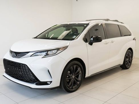 Used 2023 Toyota Sienna XSE image 7
