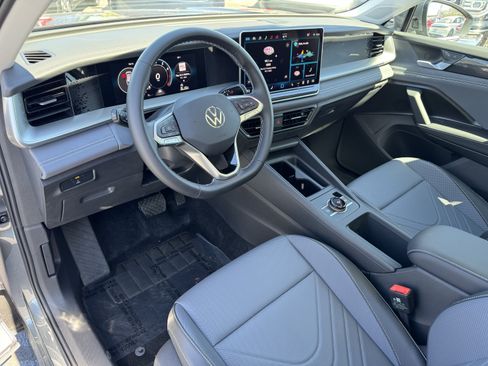 Used 2026 Volkswagen Tiguan SE FWD image 17