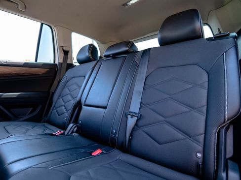 Used 2024 Volkswagen Atlas SE AWD/4WD image 31