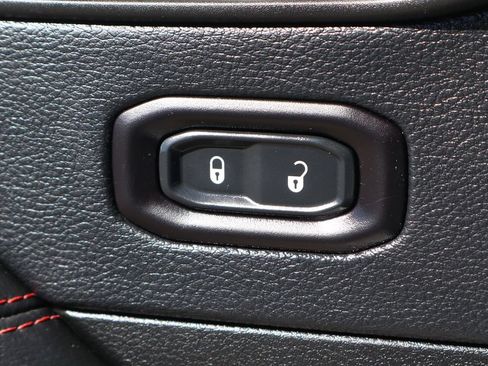 Used 2018 Jeep Wrangler Unlimited Rubicon w/ LED Lighting Group AWD/4WD image 18