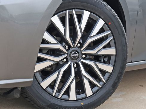 Used 2024 Nissan Altima 2.5 SV FWD image 11