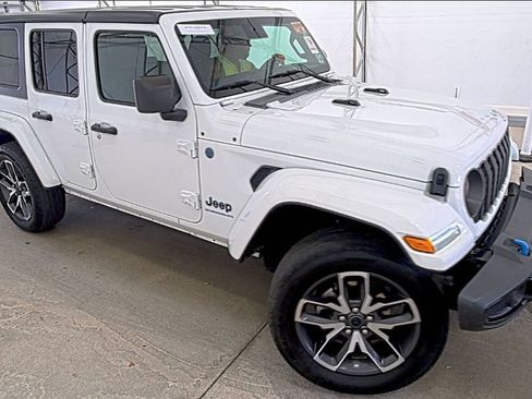 Used 2024 Jeep Wrangler Unlimited w/ Convenience Group AWD/4WD image 4