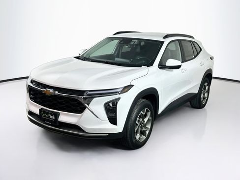 Used 2025 Chevrolet Trax LT w/ LT Convenience Package FWD image 3