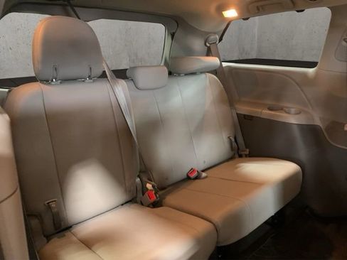 Used 2018 Toyota Sienna XLE image 25