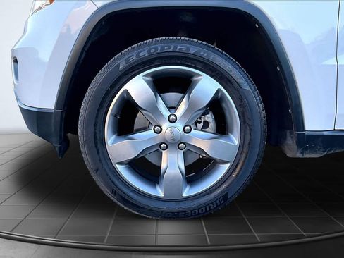 Used 2013 Jeep Grand Cherokee Overland w/ Advance Technology Group AWD/4WD image 8