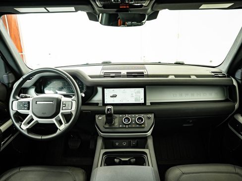 Used 2023 Land Rover Defender 90 SE image 4