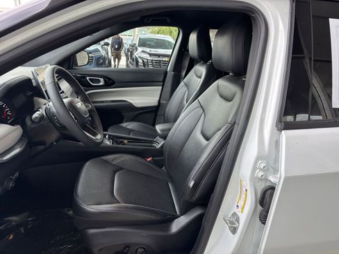 Used 2025 Jeep Compass Limited image 37