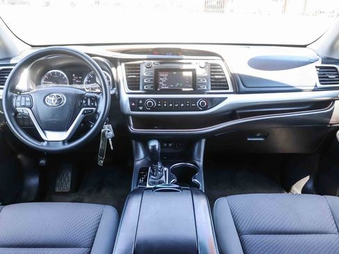 Used 2017 Toyota Highlander LE w/ Carpet Mat Package FWD image 15