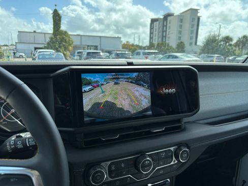 Used 2025 Jeep Wrangler Sahara image 17