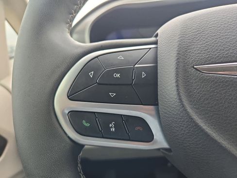 Used 2023 Chrysler Pacifica Touring-L image 23