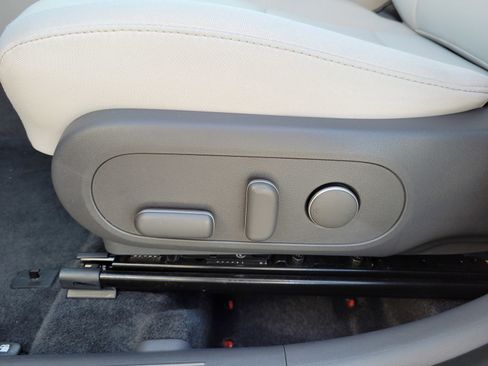 Used 2025 Hyundai Kona SEL FWD image 11