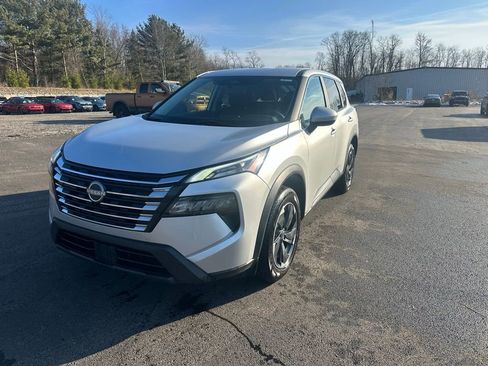Used 2024 Nissan Rogue SV image 1