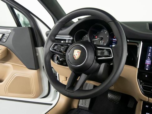 Certified 2025 Porsche Macan image 30