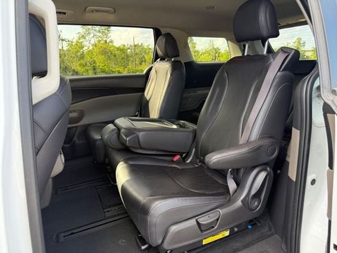 Used 2025 Kia Carnival FWD image 14
