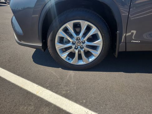 Certified 2025 Toyota Highlander Limited AWD/4WD image 9