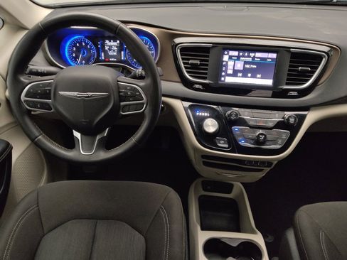 Used 2022 Chrysler Voyager LX image 22