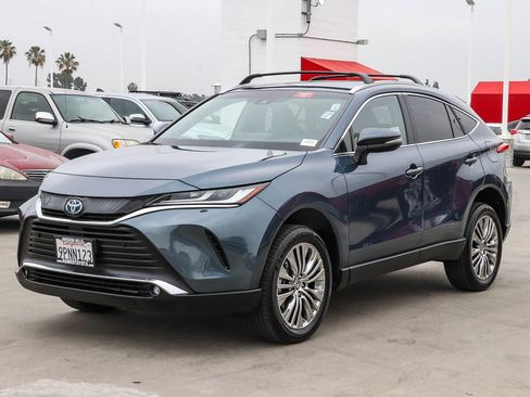 Certified 2024 Toyota Venza XLE AWD/4WD image 3