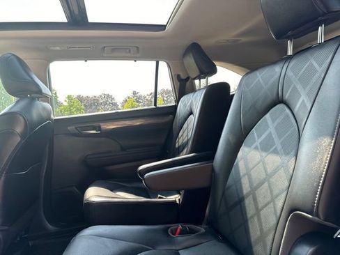 Used 2020 Toyota Highlander Platinum AWD/4WD image 18