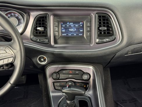 Used 2015 Dodge Challenger SXT image 21