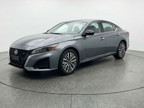 Used 2025 Nissan Altima 2.5 SV FWD image 3