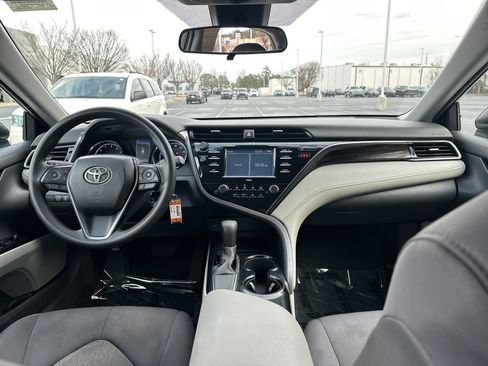 Used 2020 Toyota Camry LE image 28