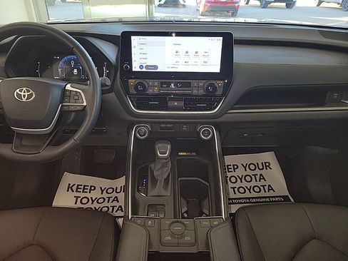 Used 2025 Toyota Grand Highlander AWD image 11