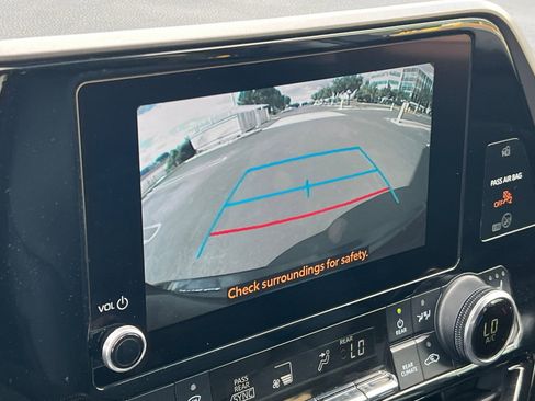 Used 2024 Toyota Highlander XLE image 27